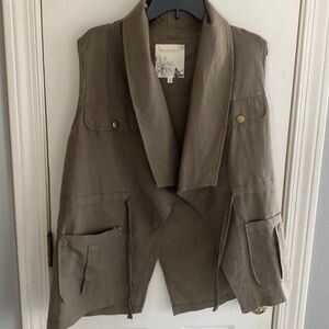 In Cream olive/Army vest​